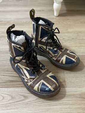 Dr. Martens Youth Delaney Union Jack Boots Distressed British Flag Print Sz 1